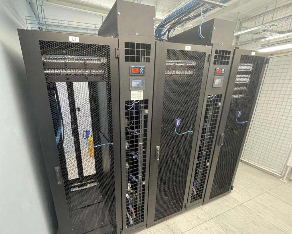 межрядные кондиционеры РЕФКУЛ в одном стиле с IT-стойками в ЦОД.jpg